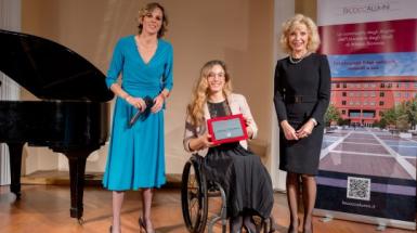 1 - Da sinistra, Laura Russo, presidente di BicoccAlumni, Arianna Talamona, con la targa del Premio, Lucia Visconti Parisio, delegata della rettrice per lo Sport universitario.jpg