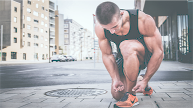 Uomo che si allaccia le scarpe prima di iniziare a correre