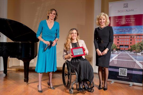 1 - Da sinistra, Laura Russo, presidente di BicoccAlumni, Arianna Talamona, con la targa del Premio, Lucia Visconti Parisio, delegata della rettrice per lo Sport universitario.jpg